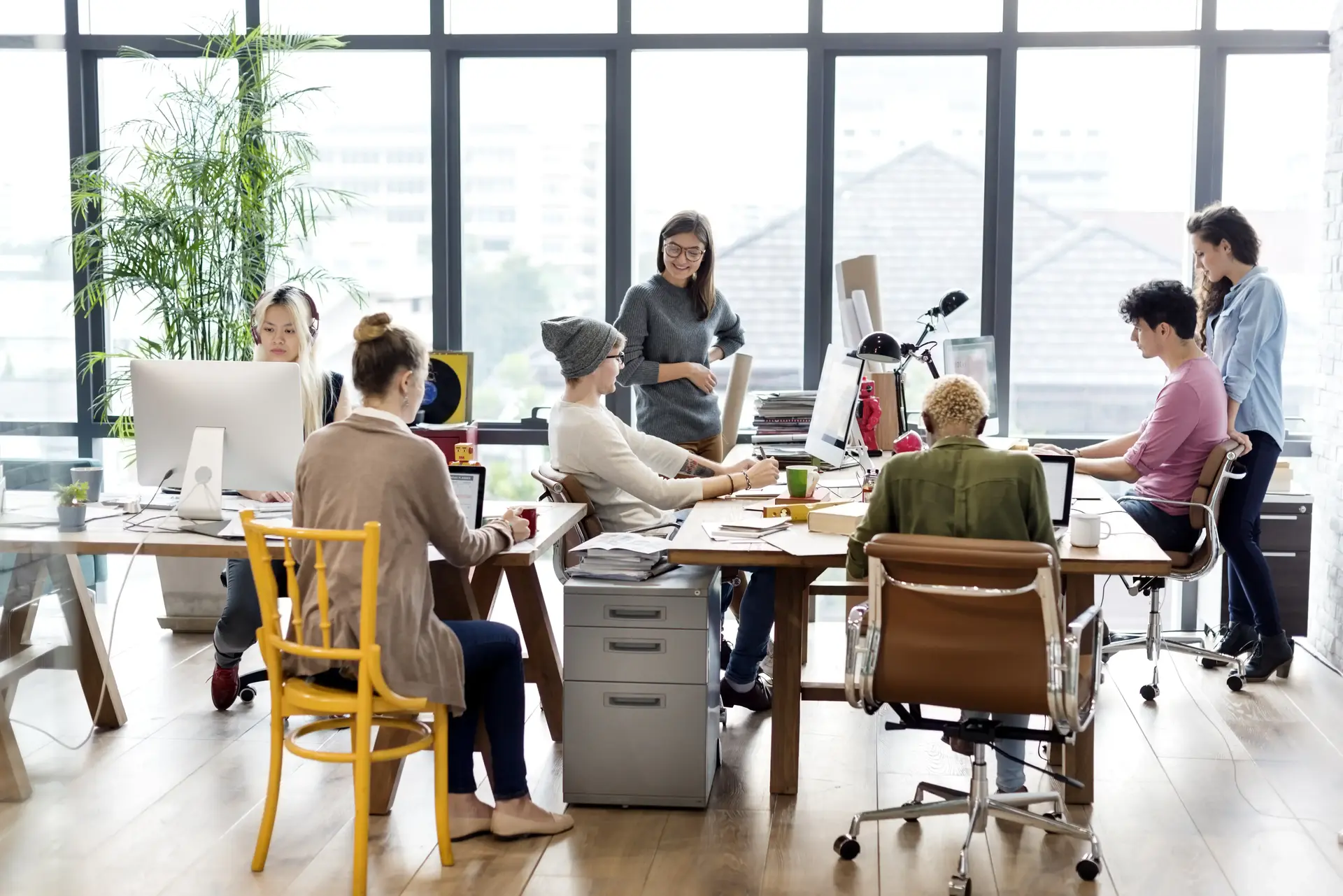 Equipo de consultores de D2F Consulting en reunión